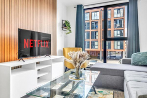 City Centre Emerald Escape - SLEEPS-6, 2BEDS & 2BATHS , NETFLIX , FREE INTERNET